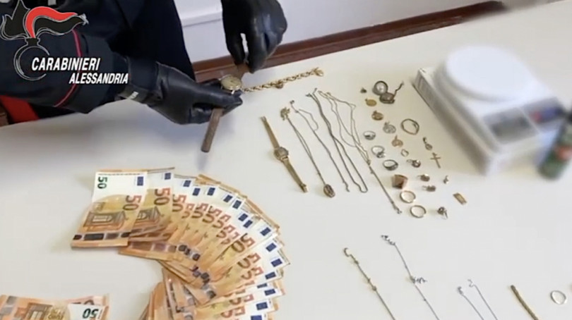 Truffa agli anziani, ricettazione e porto abusivo di arma